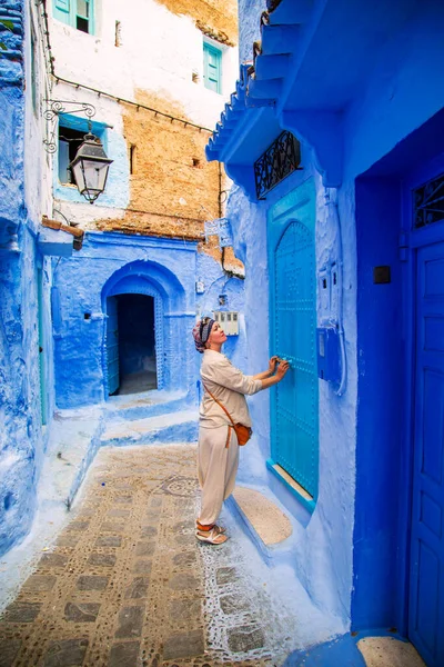 Κορίτσι Τουρίστρια Στη Διάσημη Μπλε Πόλη Chefchaouen Μαρόκο Σεπτεμβρίου 2019 — Φωτογραφία Αρχείου