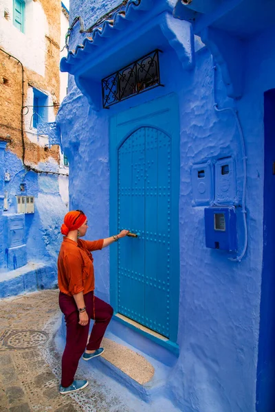 Κορίτσι Τουρίστρια Στη Διάσημη Μπλε Πόλη Chefchaouen Μαρόκο Σεπτεμβρίου 2019 — Φωτογραφία Αρχείου