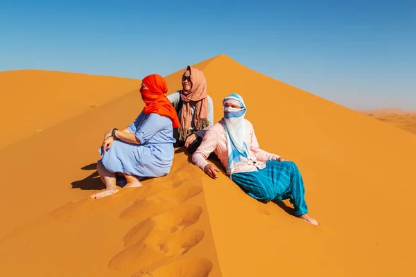 Grupp Vänner Saharaöknen Erg Chebbi Merzouga Marocko — Stockfoto