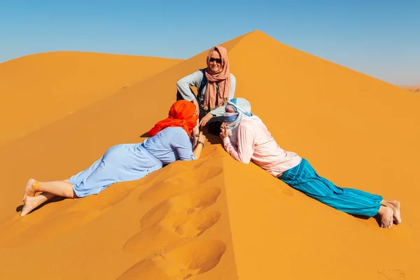 Grupp Vänner Saharaöknen Erg Chebbi Merzouga Marocko — Stockfoto