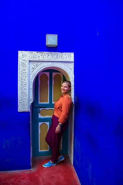 Τουριστική Κοπέλα Κοντά Στην Πόρτα Ανατολίτικη Διακόσμηση Μαρόκο Μαρακές Σεπτεμβρίου — Φωτογραφία Αρχείου