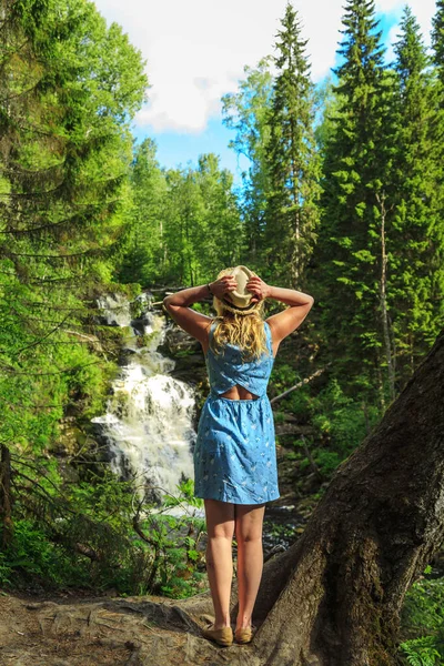 Mulher Chapéu Apreciando Natureza Perto Cachoeira Floresta Sensação Relaxamento Liberdade — Fotografia de Stock