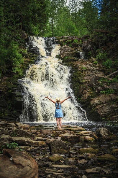 森の滝の近くの自然を楽しむ帽子の女性 リラックスと自由の感覚 — ストック写真