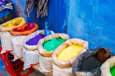 Fas pazarında kuru boyalar. Şef, Fas - 13 Eylül 2019