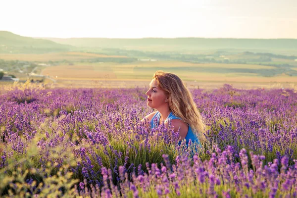 Uma Rapariga Num Campo Lavanda Pôr Sol Noite Verão Ensolarada — Fotografia de Stock