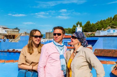 Ünlü mavi şehirde bir grup turist. Şef, Fas - 13 Eylül 2019.