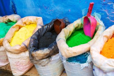 Fas pazarında kuru boyalar. Şef, Fas - 13 Eylül 2019