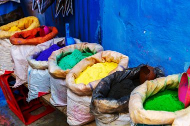 Fas pazarında kuru boyalar. Şef, Fas - 13 Eylül 2019