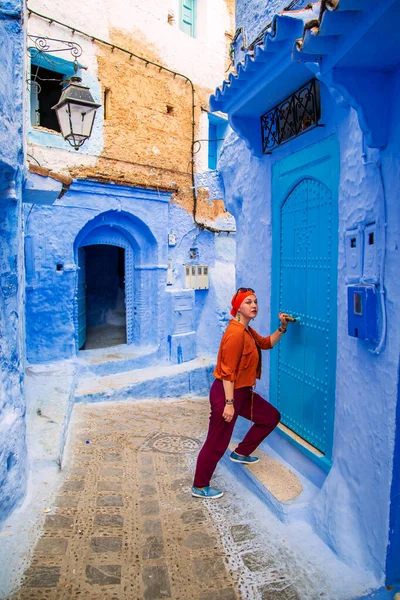 Κορίτσι Τουρίστρια Στη Διάσημη Μπλε Πόλη Chefchaouen Μαρόκο Σεπτεμβρίου 2019 — Φωτογραφία Αρχείου