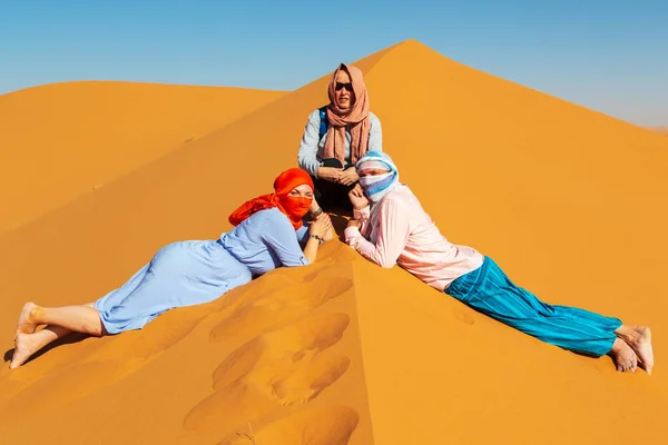 Sahra Çölü Ndeki Bir Grup Arkadaş Erg Chebbi Merzouga Fas — Stok fotoğraf