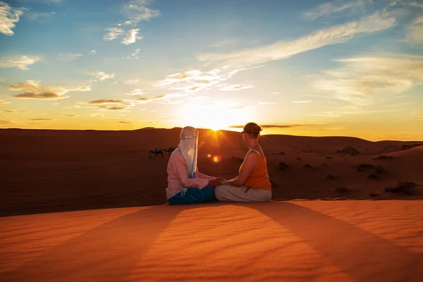 Una Pareja Cariñosa Desierto Del Sahara Descanso Conjunto Erg Chebbi —  Fotos de Stock