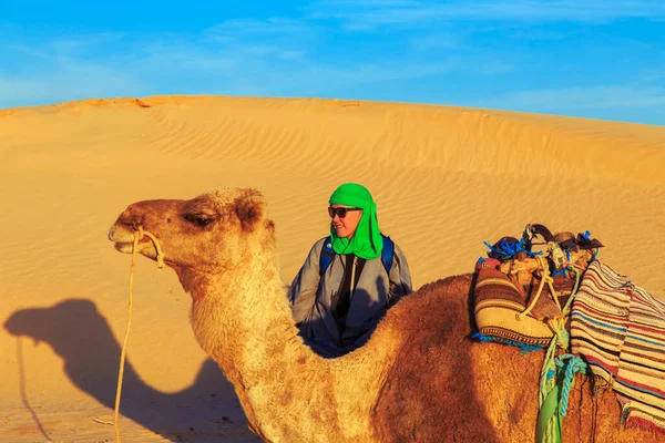 Bedevi Elbiseli Kadın Sahra Çölü Tunus Afrika Bir Deveyle — Stok fotoğraf