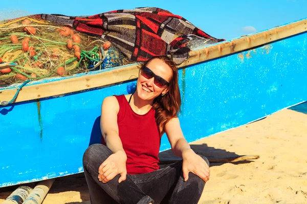 Привлекательная Одинокая Девушка Пляже Возле Старой Рыбацкой Лодки — стоковое фото