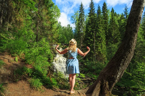 Mujer Con Sombrero Medita Cerca Cascada Del Bosque Sensación Relajación —  Fotos de Stock