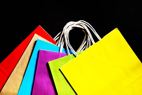 Gekleurde Papieren Tassen Een Zwarte Achtergrond Ecologisch Concept — Stockfoto
