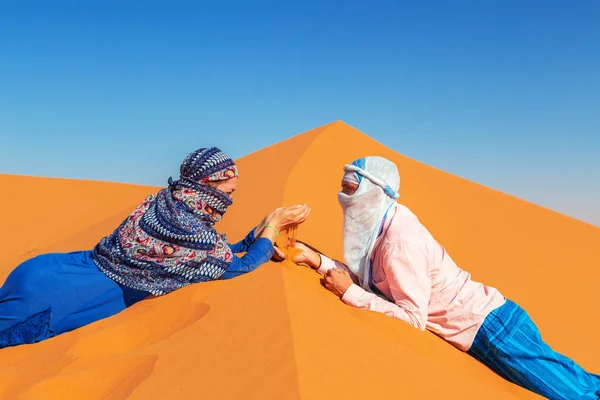 Loving Couple Sahara Desert Joint Rest Erg Chebbi Merzouga Morocco — Stock Photo, Image