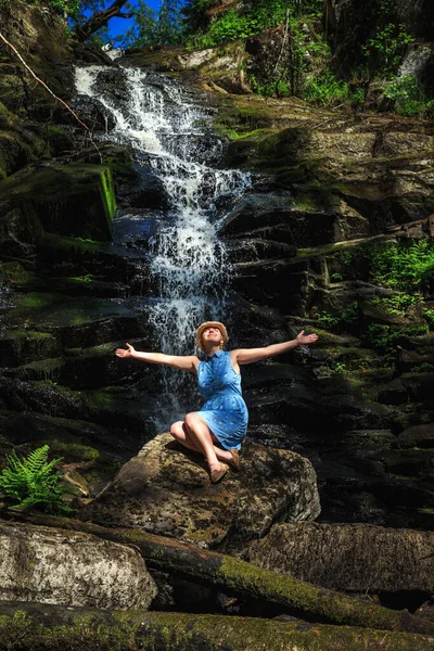 Mujer Sombrero Disfrutando Naturaleza Cerca Cascada Del Bosque Sensación Relajación —  Fotos de Stock