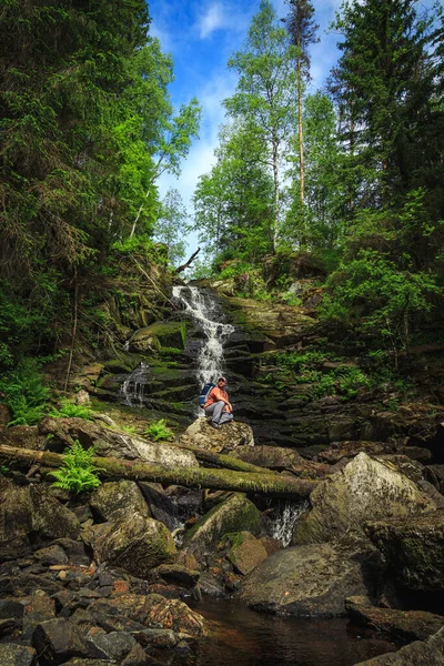 Turista Sienta Una Roca Cerca Una Cascada Del Bosque Sensación —  Fotos de Stock