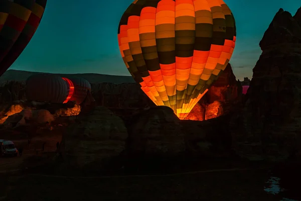 Güneş Doğarken Sıcak Hava Balonları Uçuşa Hazırlanıyor Goreme Kapadokya Türkiye — Stok fotoğraf