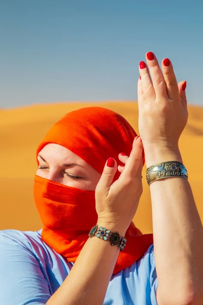 Portret Van Een Meisje Met Een Hoofddoek Sahara Woestijn Erg — Stockfoto