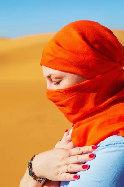 Portret Dziewczyny Chustce Sahara Desert Erg Chebbi Merzouga Maroko — Zdjęcie stockowe