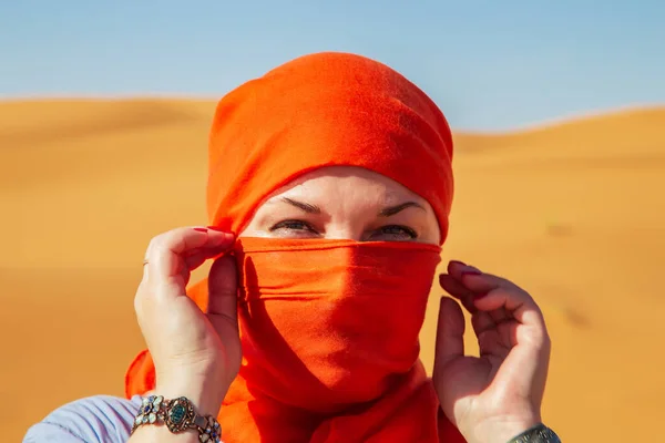 Portret Dziewczyny Chustce Sahara Desert Erg Chebbi Merzouga Maroko — Zdjęcie stockowe