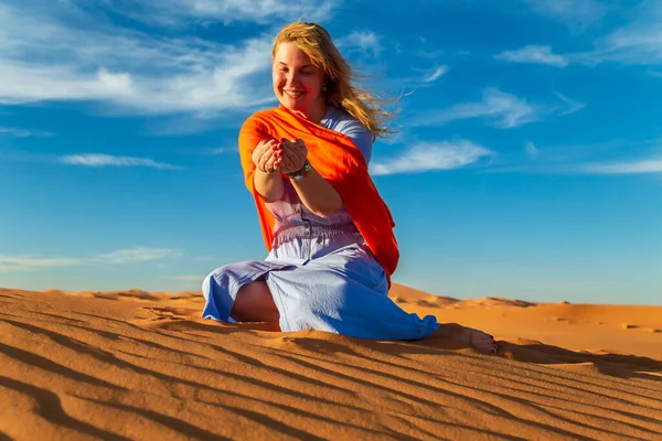 Девушка Играет Песком Пустыне Сахара Эрг Шебби Мугуга Морено — стоковое фото