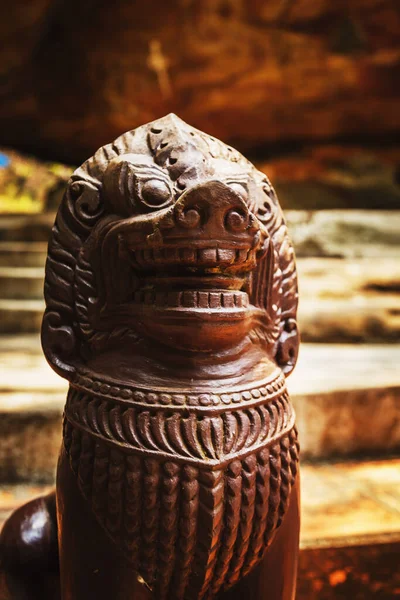 プノンペンKulen山の寺院で神聖な像 カンボジアのシェムリアップ — ストック写真