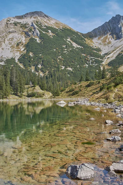 Прекрасне Гірське Озеро Баварських Альпах Панорамний Гірський Пейзаж Відображаючим Гірським — стокове фото