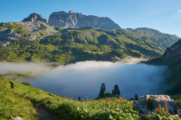 Panorámás Hegyvidéki Táj Hegyi Tóval Ausztriában Gyönyörű Hegyi Ausztriai Alpokban — Stock Fotó