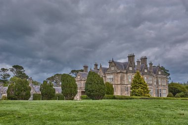 İrlanda, Kerry Çemberi 'ndeki bir malikanenin üstündeki karanlık gökyüzü. İrlanda 'daki Muckross evi.