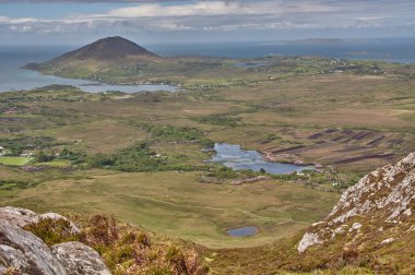 İrlanda, Connemara Ulusal Parkı 'ndaki bir dağdan panoramik manzara. İrlanda, Connemara Ulusal Parkı 'ndaki dağlarda yürüyüş.
