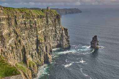 İrlanda 'nın Moher Kayalıkları' nın panoramik manzarası. Günbatımında Moher Kayalıkları. İrlanda 'nın kıyı şeridinde büyük uçurumlar var. Anne kayalıklarında gün batımı.