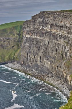 İrlanda 'nın Moher Kayalıkları' nın panoramik manzarası. Günbatımında Moher Kayalıkları. İrlanda 'nın kıyı şeridinde büyük uçurumlar var. Anne kayalıklarında gün batımı.