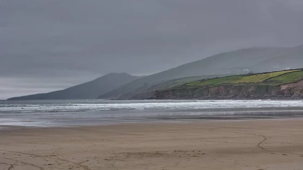 アイルランドのディングル半島の美しいパノラマ風景 山のシルエットと背景に暗い雨の雲とパノラマ砂丘の風景 アイルランドのインチビーチで嵐の天気 — ストック写真