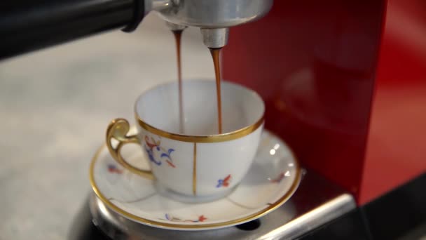 Przygotowanie Espresso Czerwonym Ekspresem Kawy Zbliżenie Piękny Vintage Kubek Espresso — Wideo stockowe