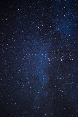 Samanyolu ile yıldızlı gökyüzü. İspanya 'da gece gökyüzü Yıldızlar ve Samanyolu.