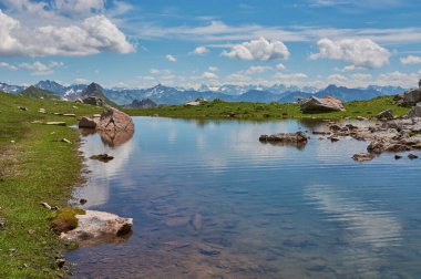 Avusturya Alpleri 'ndeki dağ gölünü yansıtıyor. Alplerdeki güzel dağ gölü. Panoramik dağ manzarası.