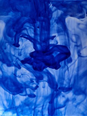 Suda mavi mürekkep. Mavi buhar. Mavi duman.