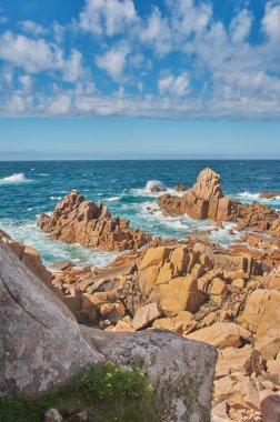 Primel-Tregastel 'de pembe granit bir sahil. Fransa, Brittany 'deki pembe granit kıyıları.