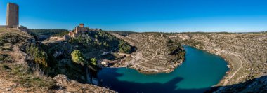 İspanya 'nın Cuenca bölgesindeki Jucar nehri boyunca Alarcon Kalesi' nin havadan görünüşü, geçit töreni ve tahkimatı