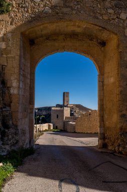 İspanya 'nın Cuenca bölgesindeki Jucar nehri boyunca Alarcon Kalesi' nin havadan görünüşü, geçit töreni ve tahkimatı
