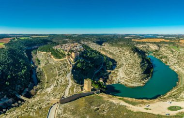 İspanya 'nın Cuenca bölgesindeki Jucar nehri boyunca Alarcon Kalesi' nin havadan görünüşü, geçit töreni ve tahkimatı