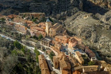 Teruel İspanya 'daki Albarracin' in hava manzarası, kırmızı kumtaşı terasotta ortaçağ evleri, Fas kalesi ve antik şehir duvarları ile en güzel İspanyol köyü seçildi.