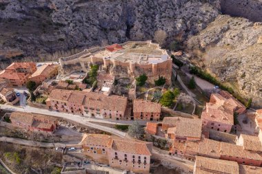 Teruel İspanya 'daki Albarracin' in hava manzarası, kırmızı kumtaşı terasotta ortaçağ evleri, Fas kalesi ve antik şehir duvarları ile en güzel İspanyol köyü seçildi.