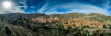 Teruel İspanya 'daki Albarracin' in hava manzarası, kırmızı kumtaşı terasotta ortaçağ evleri, Fas kalesi ve antik şehir duvarları ile en güzel İspanyol köyü seçildi.