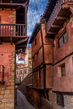 Teruel İspanya 'daki Albarracin' in hava manzarası, kırmızı kumtaşı terasotta ortaçağ evleri, Fas kalesi ve antik şehir duvarları ile en güzel İspanyol köyü seçildi.
