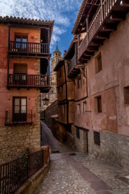 Teruel İspanya 'daki Albarracin' in hava manzarası, kırmızı kumtaşı terasotta ortaçağ evleri, Fas kalesi ve antik şehir duvarları ile en güzel İspanyol köyü seçildi.