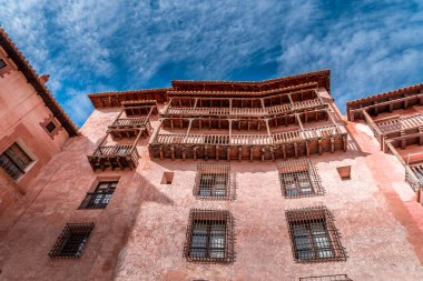 Teruel İspanya 'daki Albarracin' in hava manzarası, kırmızı kumtaşı terasotta ortaçağ evleri, Fas kalesi ve antik şehir duvarları ile en güzel İspanyol köyü seçildi.