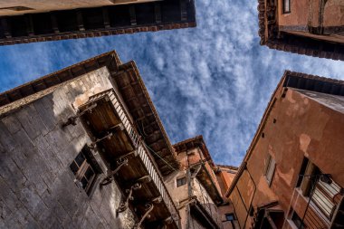 Teruel İspanya 'daki Albarracin' in hava manzarası, kırmızı kumtaşı terasotta ortaçağ evleri, Fas kalesi ve antik şehir duvarları ile en güzel İspanyol köyü seçildi.